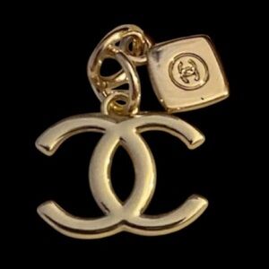 CHANEL 2022 Limited Edition Holiday Charm - CC Logo